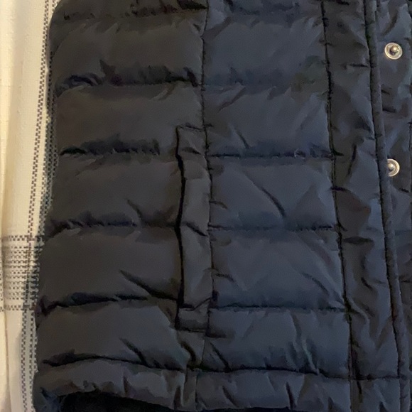 T-down by theory / uniqlo Navy & Black hooded down feather vest (size 7-8) - Picture 6 of 8